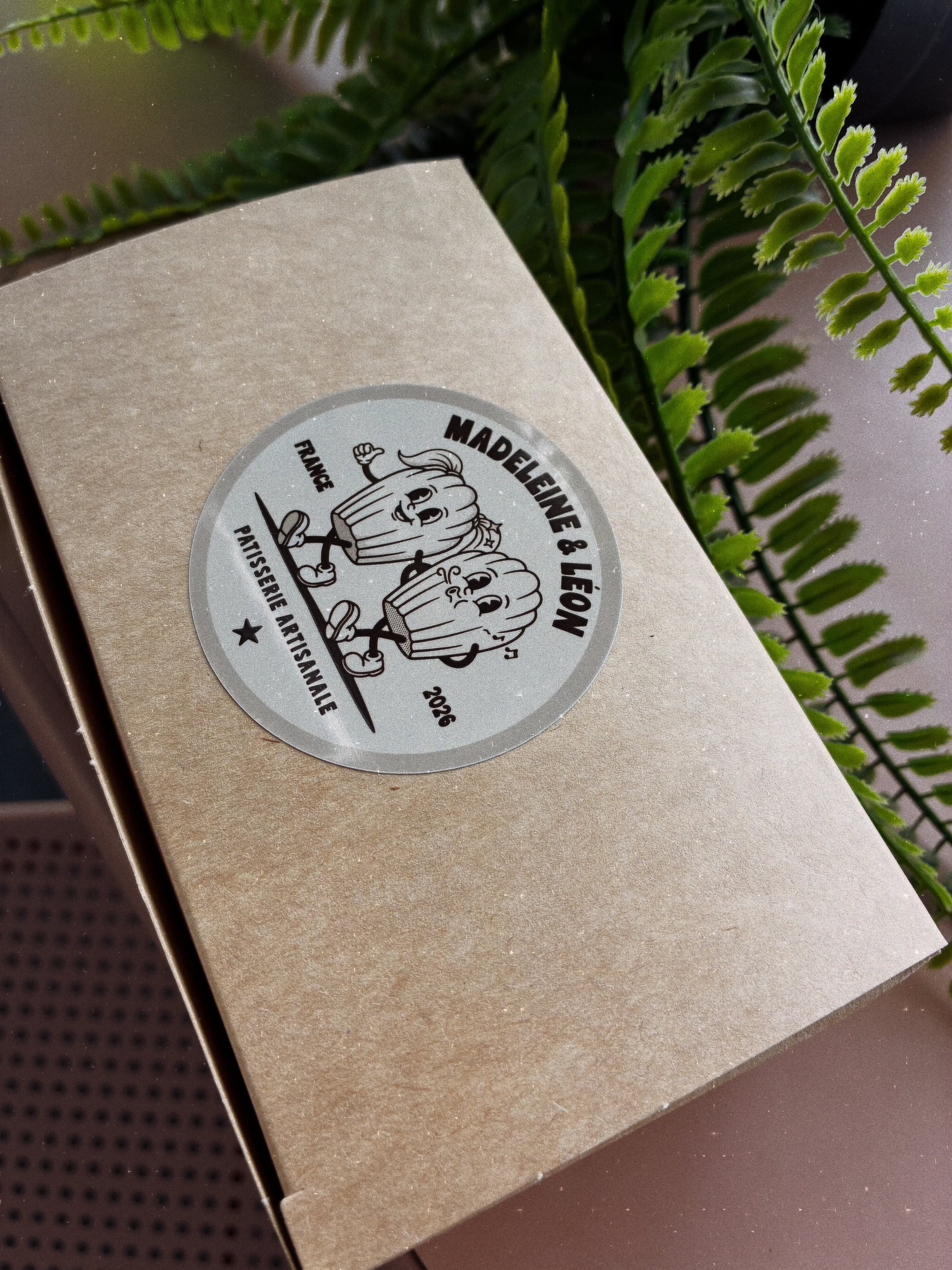 Boîte kraft fermée par un sticker rond monochrome Madeleine & Léon